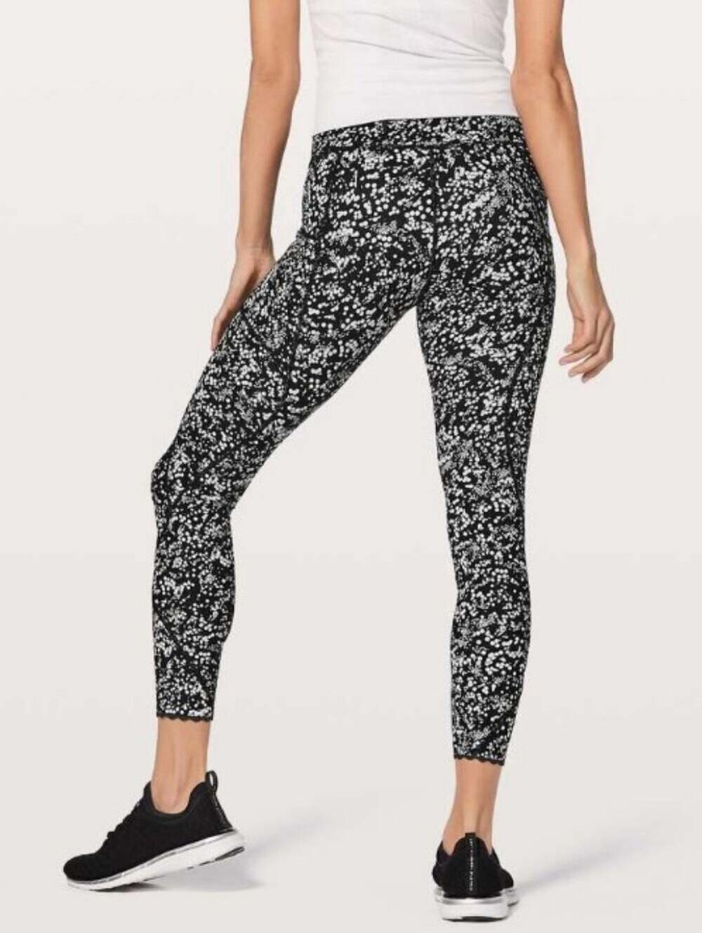 Lululemon SIZE 4 Fast Free Crop II Black Chirasu Black Spotted 19" Inseam Nulux